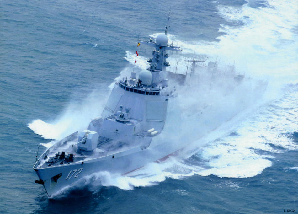 高清:052D舰乘风破浪帅气媲美伯克舰