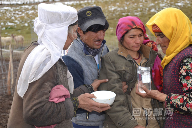 边防官兵紧急救援塔吉克族食物中毒妇女